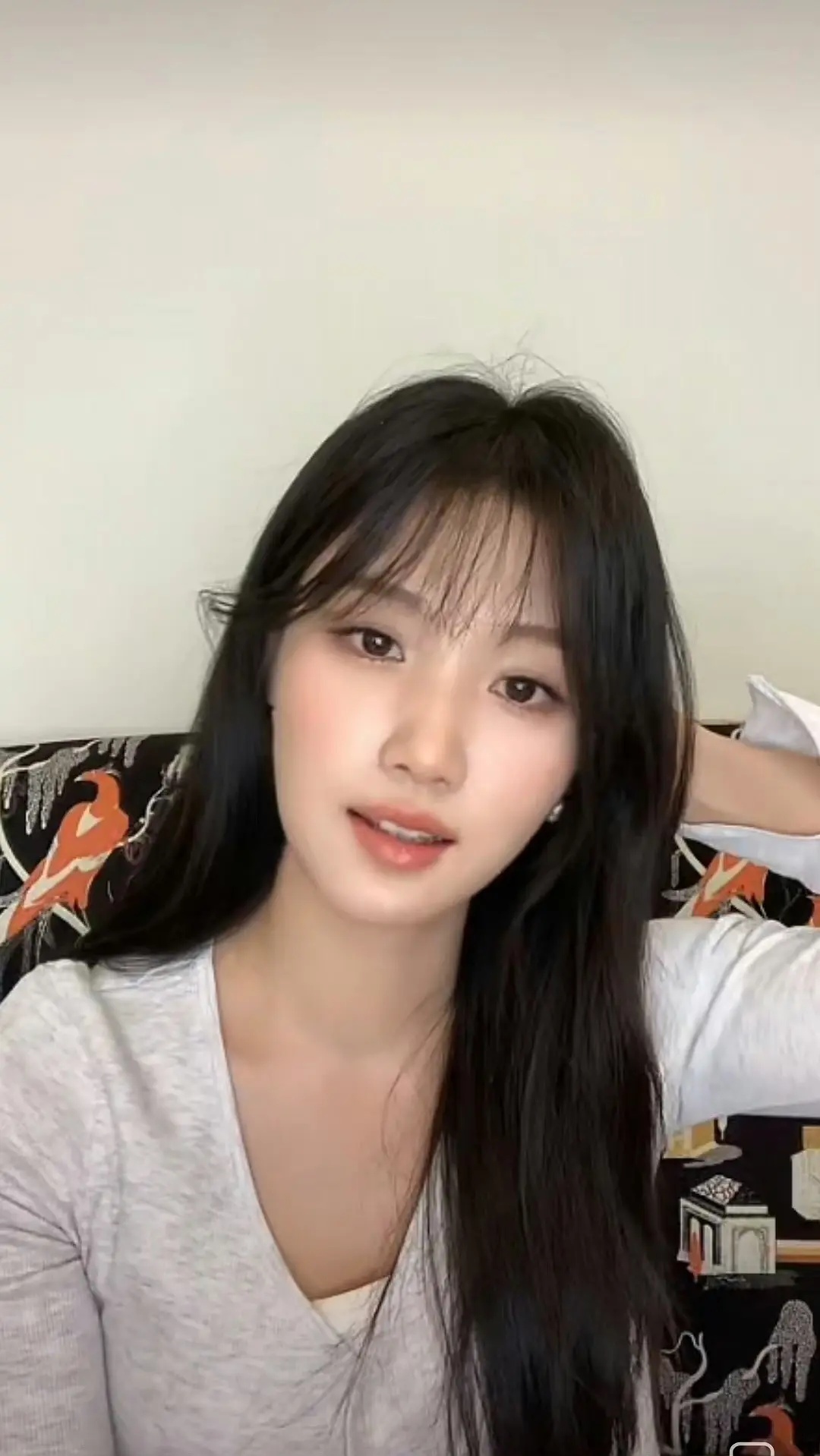 卢昱晓剪刘海后真的毫无辨识度唉，有点认不出来 ​​​