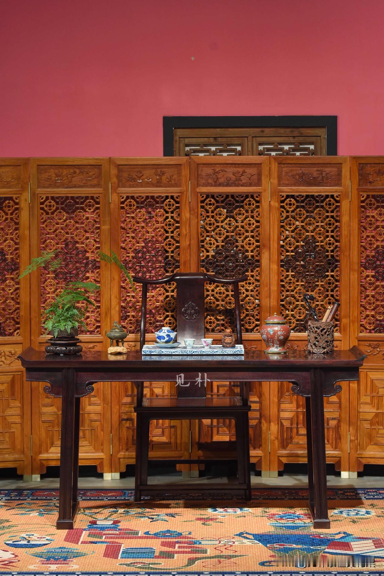 挑战全球金星最满小叶紫檀翘头案
褪去繁复雕琢，回归木之本真。这张明式画案以紫檀为