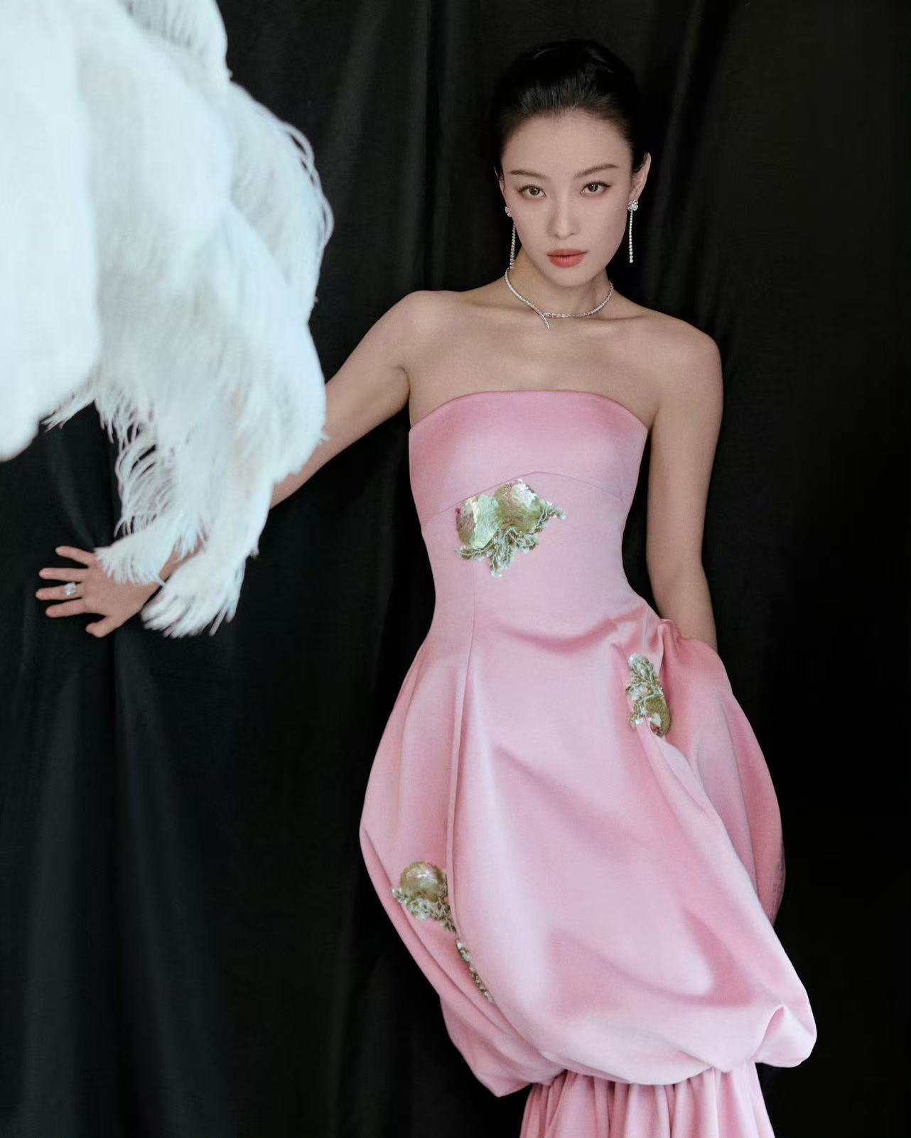 倪妮非遗垫绣粉裙，好看，