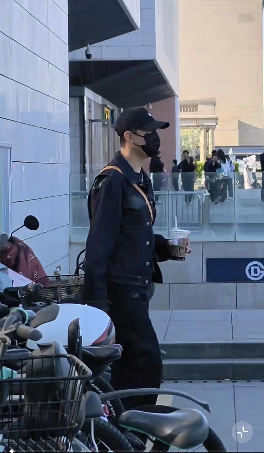 张维伊好搞笑，不戴耳机了，总是捧一杯奶茶!

4月5日，有网友在北京街头偶遇到了