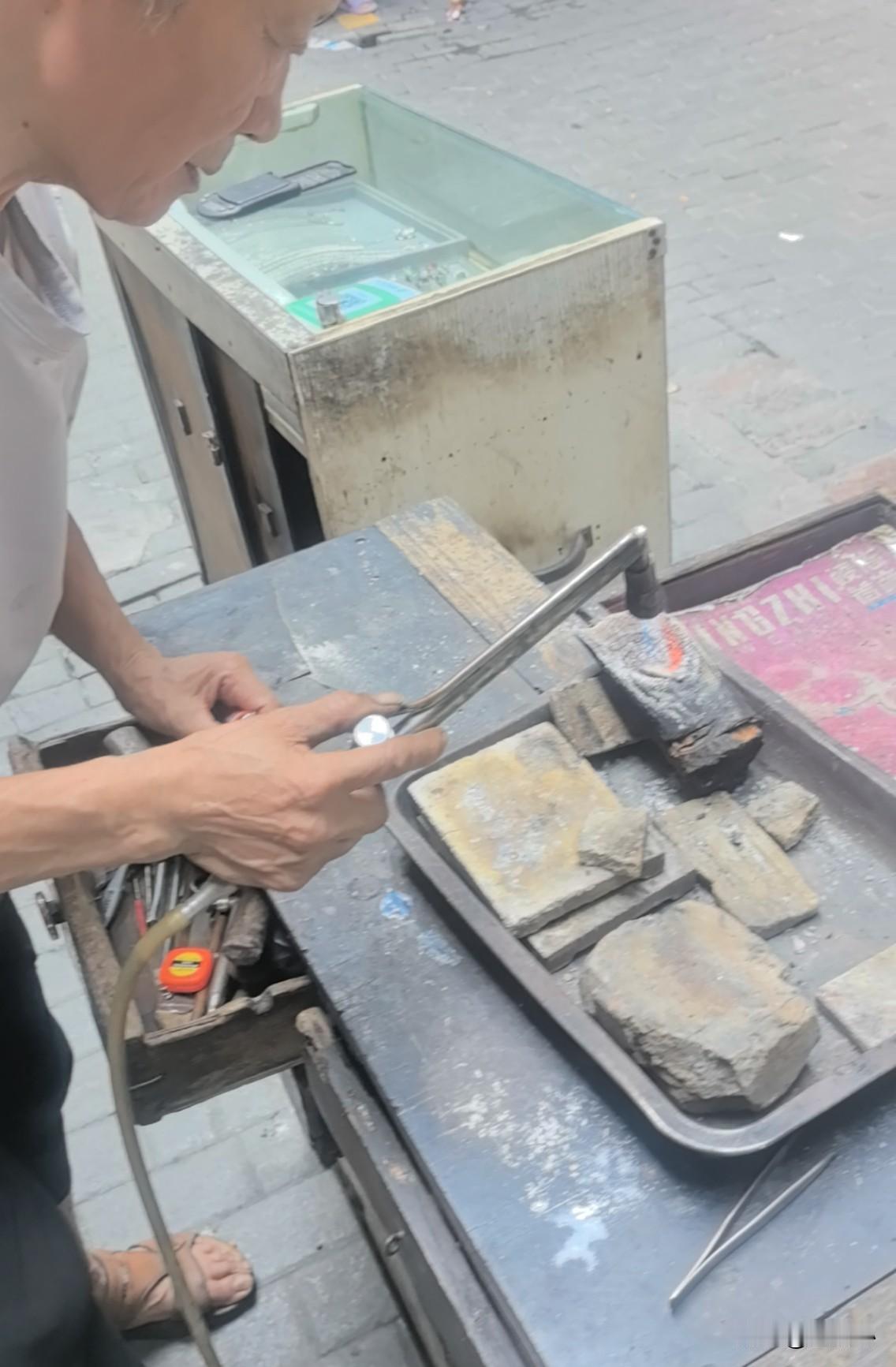 在重庆打一个银戒指，加工费至少要80元，然而在观音桥野趣沟打镯爷爷傅国成这里，手