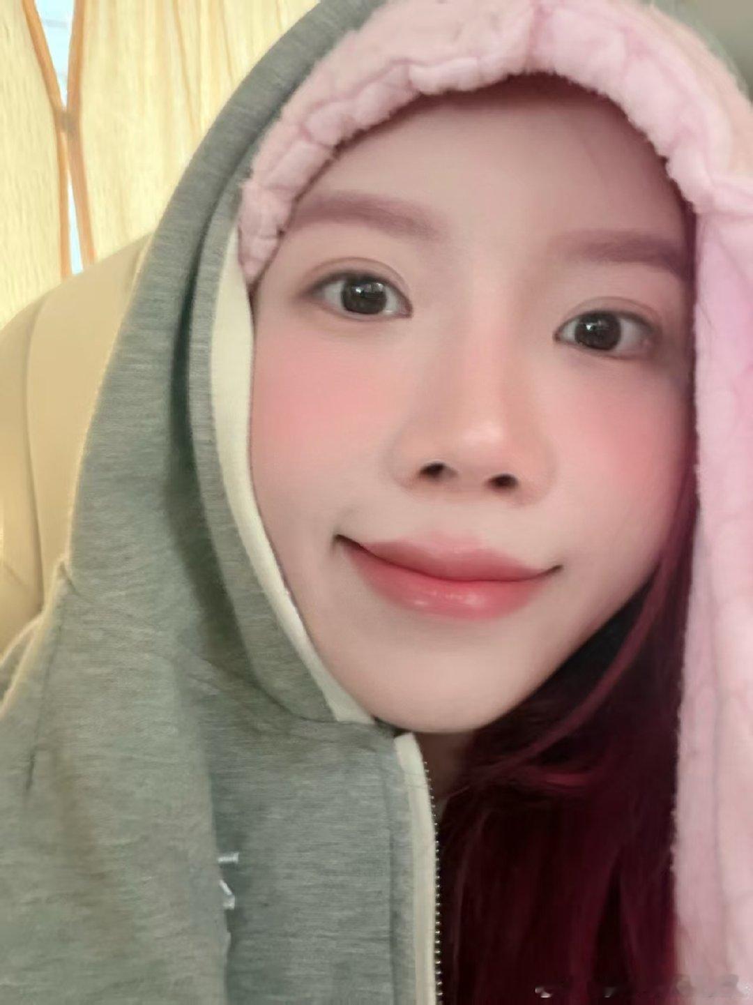 庄法自曝二公带家乡礼物乘风2026救命！庄法三张自拍太绝了，嫩得能掐出水，水汪汪