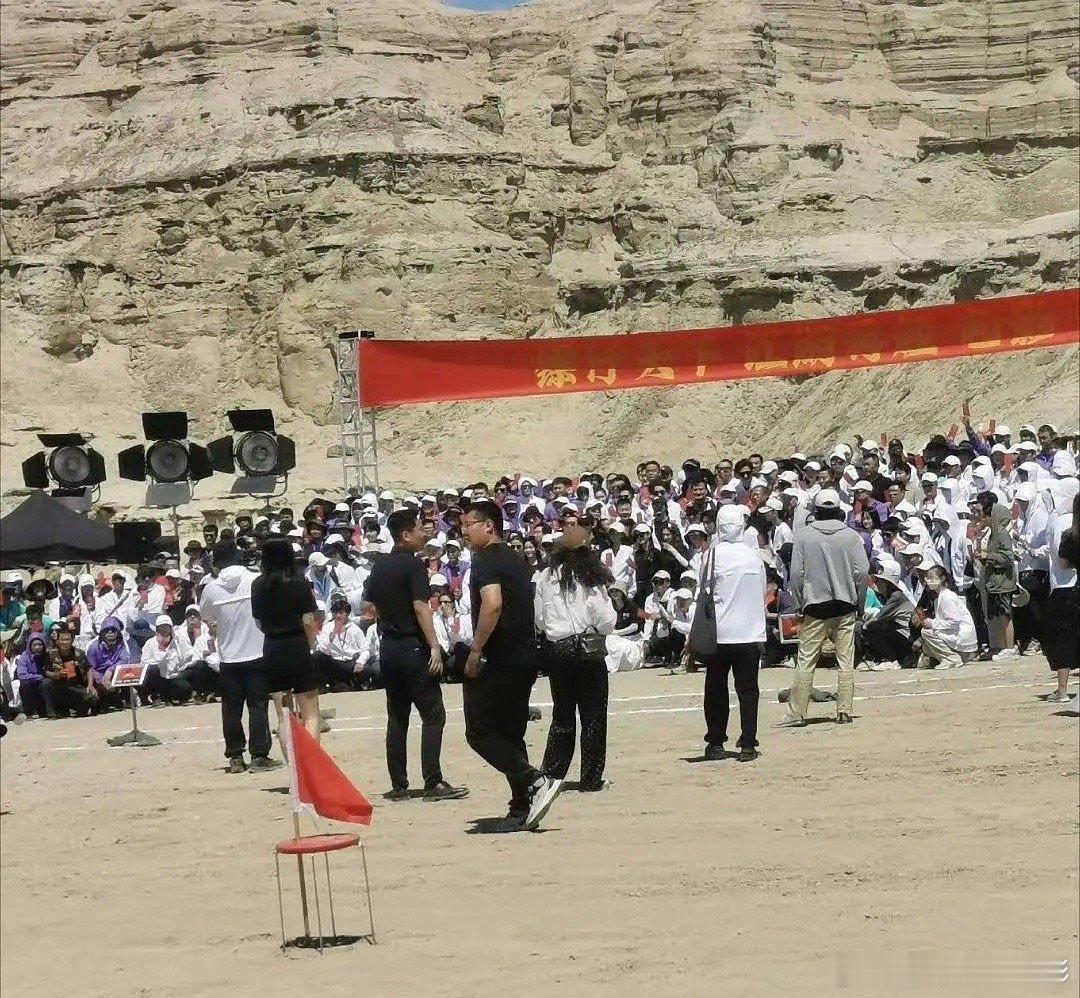 镖人开机大合影了，这是正式开机了吧[思考] ​​​