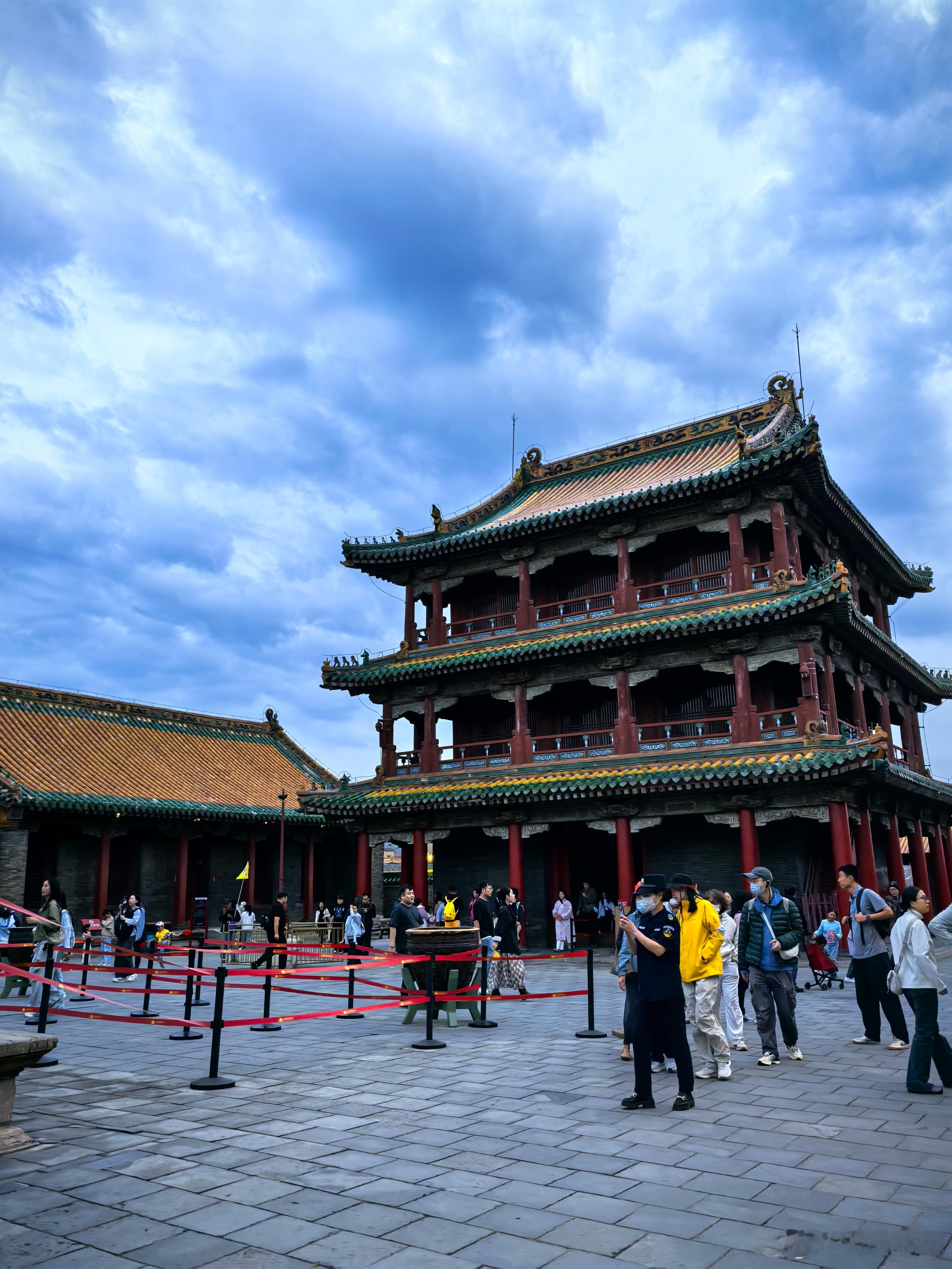 要是清宫剧都按照真实拍，拍《孝庄秘史》就是一个小院子，几个女的睡着大通铺， 大门