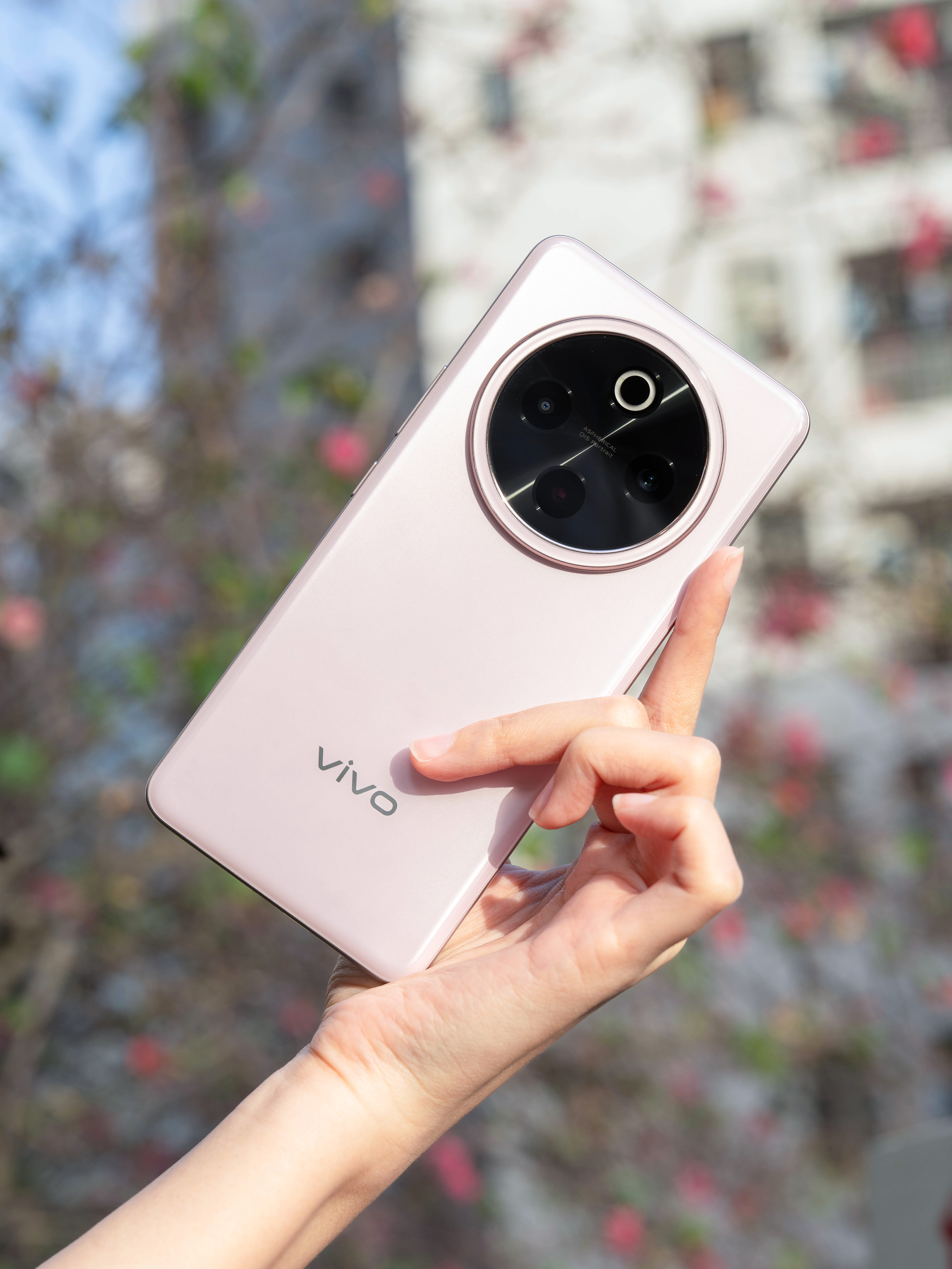 不愧是蓝厂手机，Y300 Pro+原相机拍人像有自带美颜效果，直接把拍白了一个度