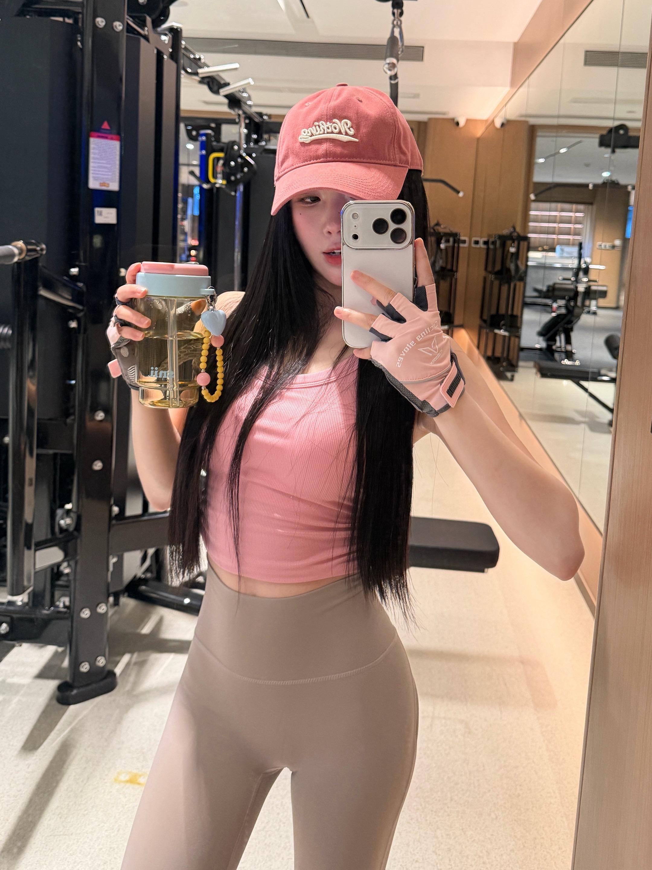 就这么粉粉的去健身房绳索面拉。