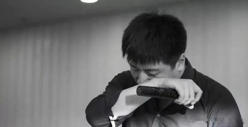 李荣浩4连质问单依纯这是派李荣浩，手撕单依纯，压真正的民间热点。我觉得这是高估了