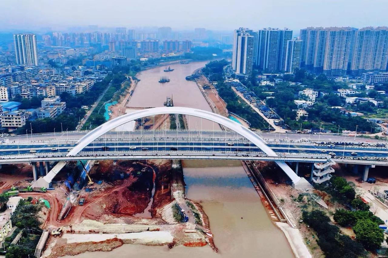 广西平陆运河从钦州市区穿城而过（如图一）