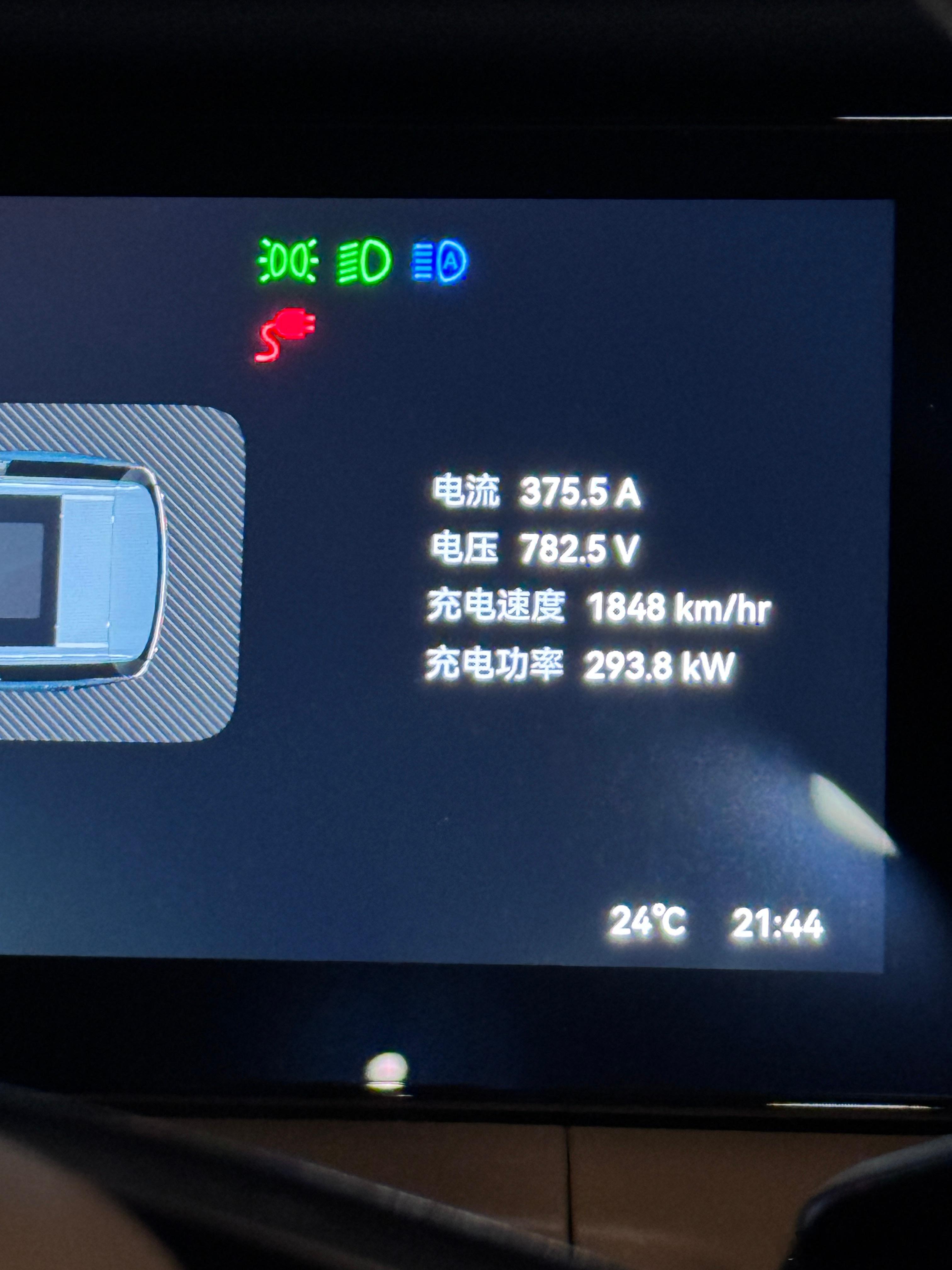 小鹏的360kW液冷桩充极氪速度也挺猛啊 