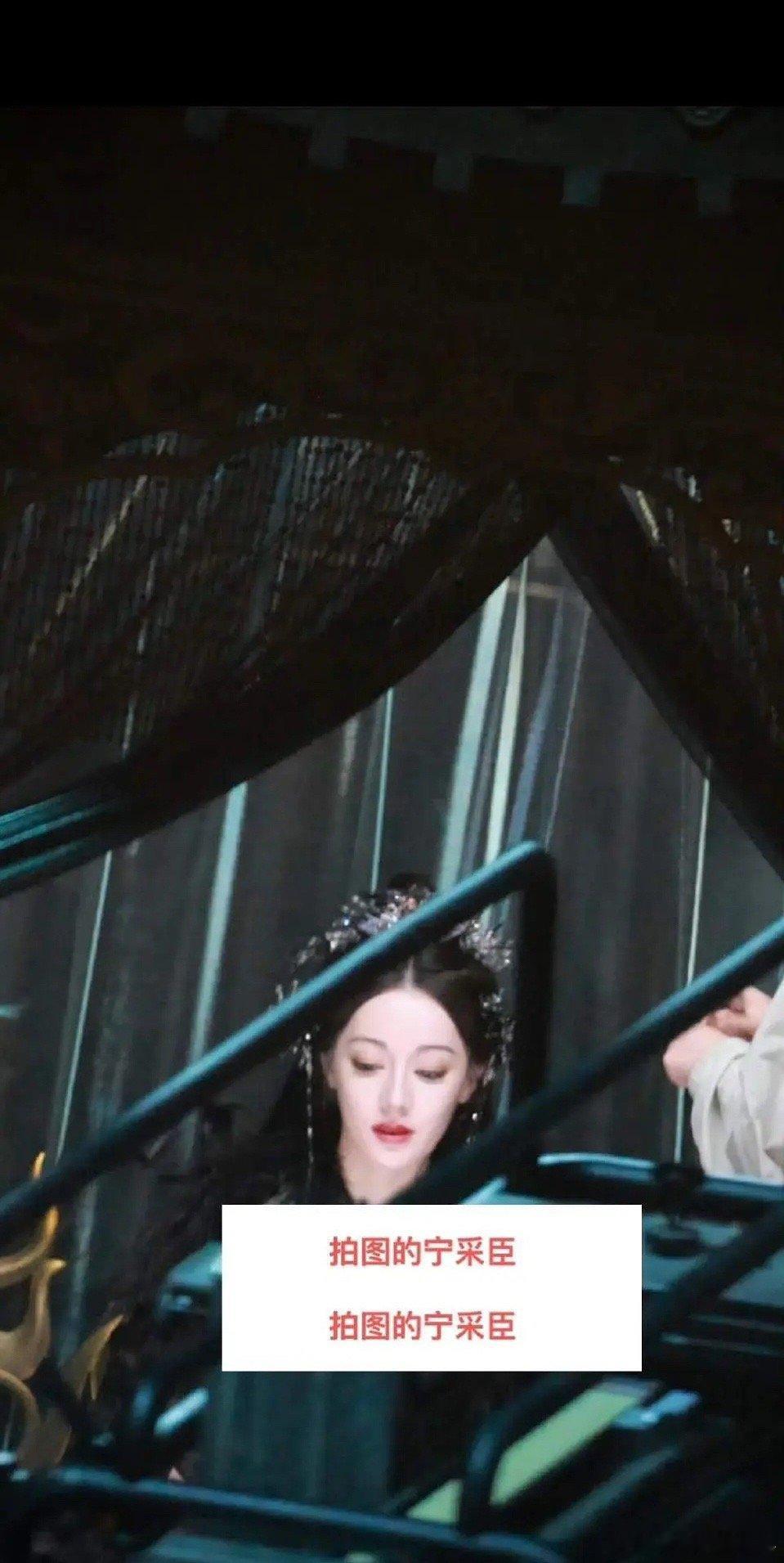 迪丽热巴刚出炉的新鲜造型，这脸不错啊，问题到底出在哪儿 ​​​