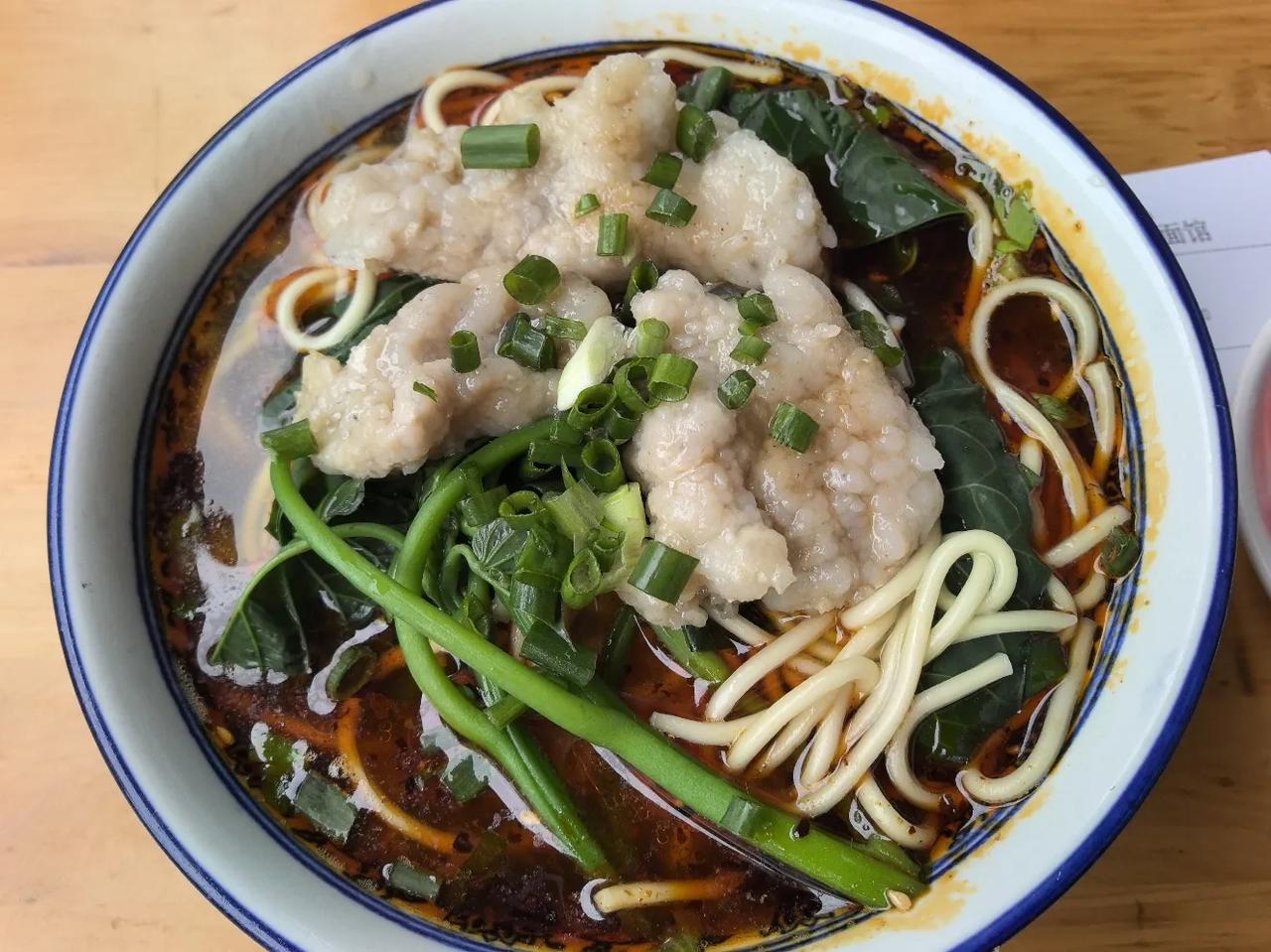 滑肉面，成都本地人很多不知道吧。

成都城隍庙附近的一家面馆，好奇尝尝，一两十元