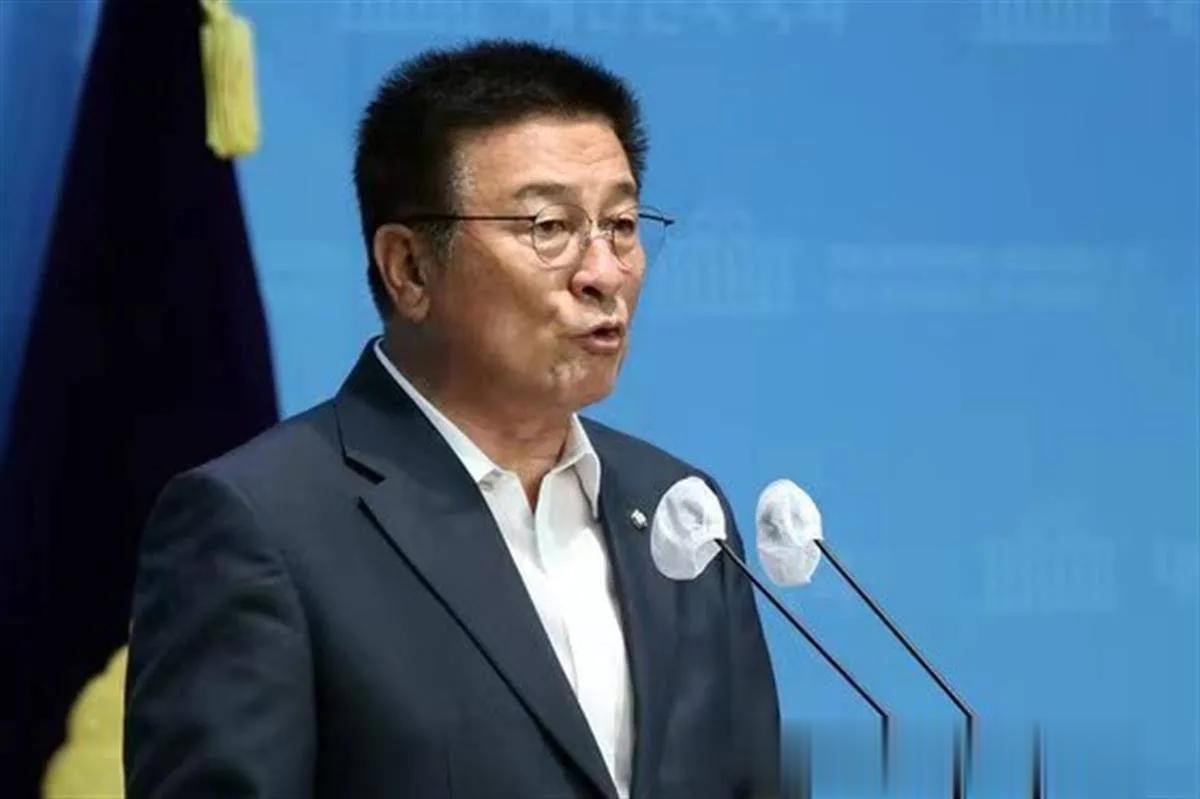 韩国有个议员叫做尹在甲，为什么讲这个韩国议员呢？这个韩国议员开始绝食了，这个尹在