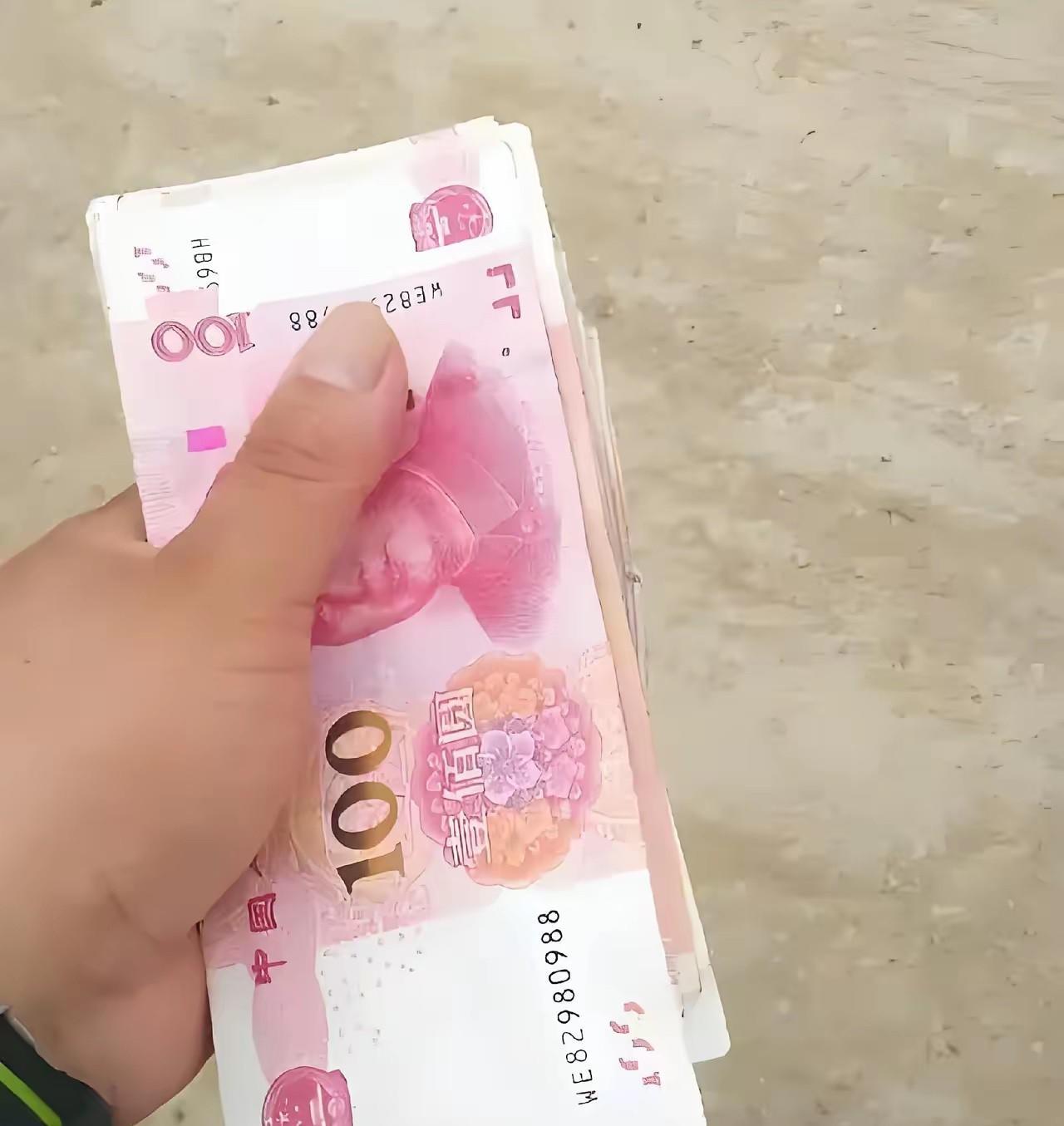 “天地良心！”上海，男子上门给一老人开锁，开完，老人塞给他一个袋子，他打开瞬间惊