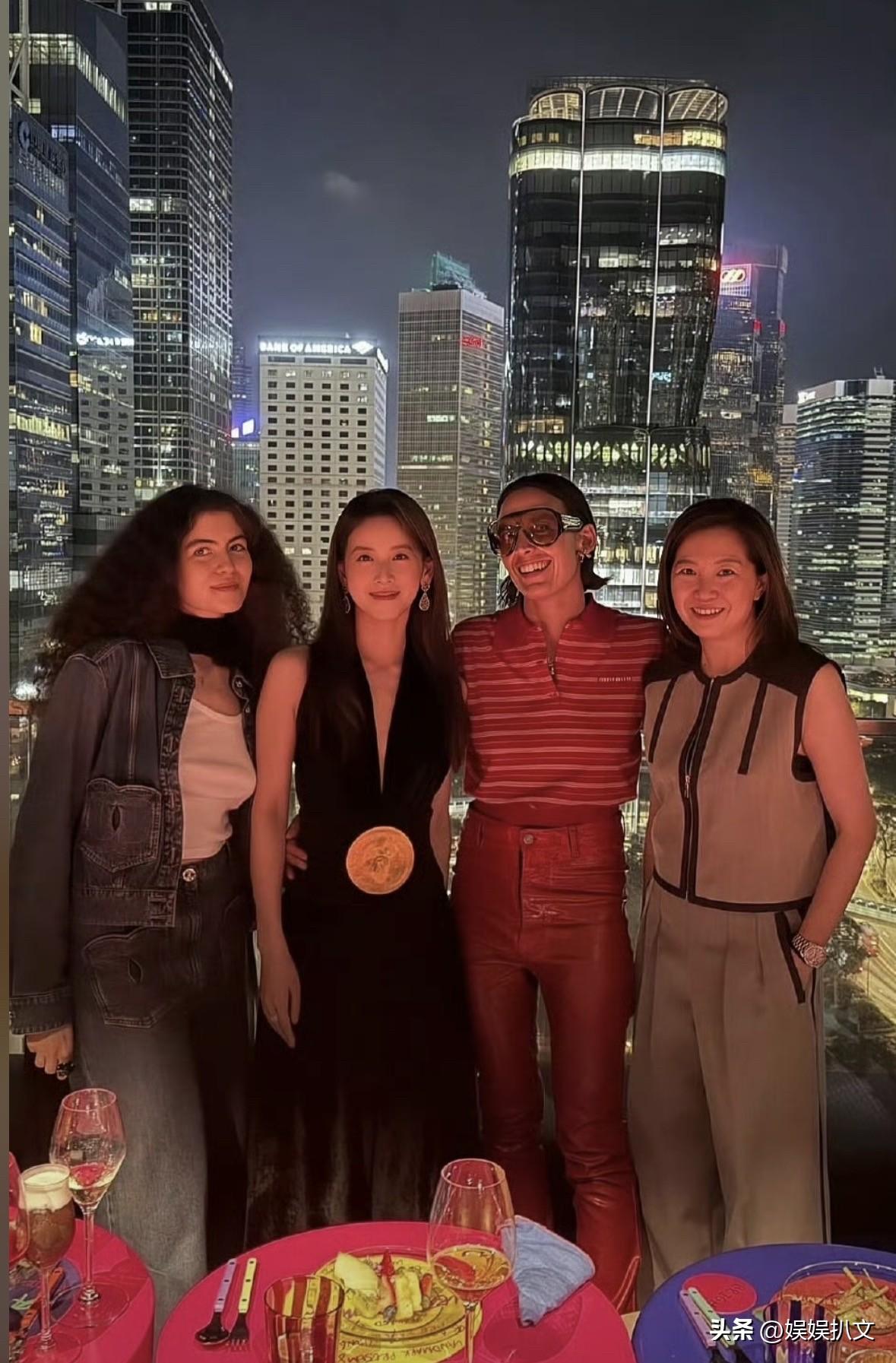 章泽天深V黑裙出席香港巴塞尔艺术展，贵妇气质十足。