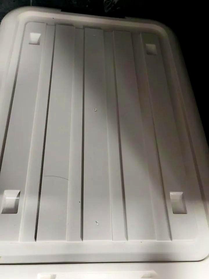 “再给我三百。”
儿子靠在卧室门框上，眼睛还盯着手机屏幕，头都没抬一下。
我刚端