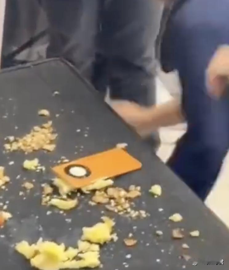 这是手机，这不是武器吗？
   这是什么手机呀，太硬核了吧！！这是比赛用手机拍核