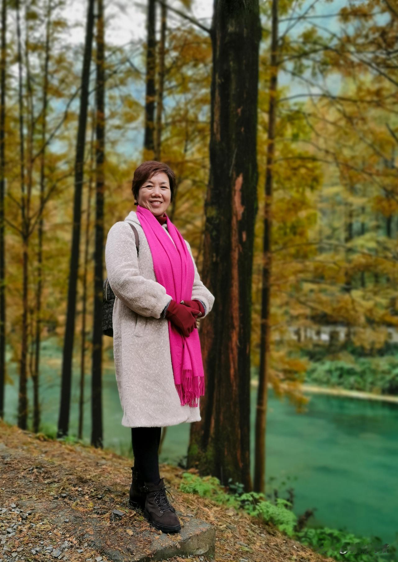
秋日私语，流淌在金色河畔
在这个温柔的秋日里，有一条小河，轻轻哼唱着季节的变奏