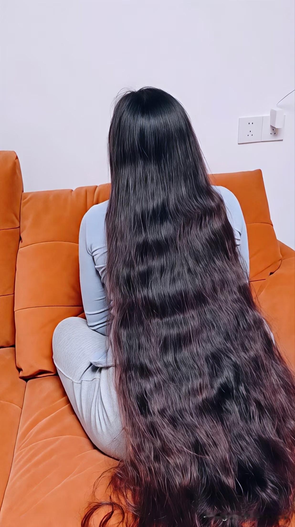 长长的头发
黑黑的眼睛
好像在什么地方见过你
山上的格桑花开的好美丽
我要摘一朵