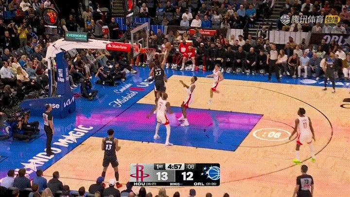 火箭老将卡佩拉真是太可惜了！在今天火箭客场挑战魔术的比赛中，当时比赛进行到了第一