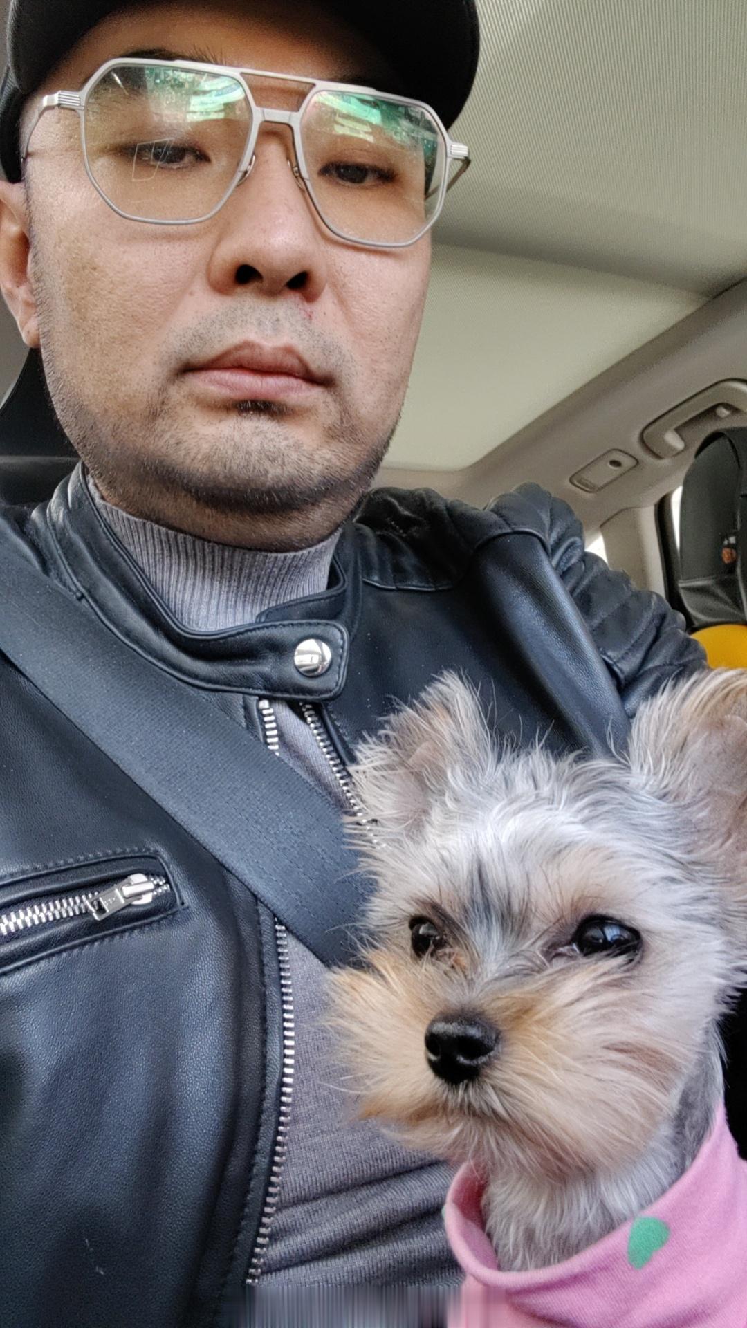 该男子牙龈里发炎化脓了，刚从医院出来，切开牙龈引流，需喝三天粥再复查[笑cry]