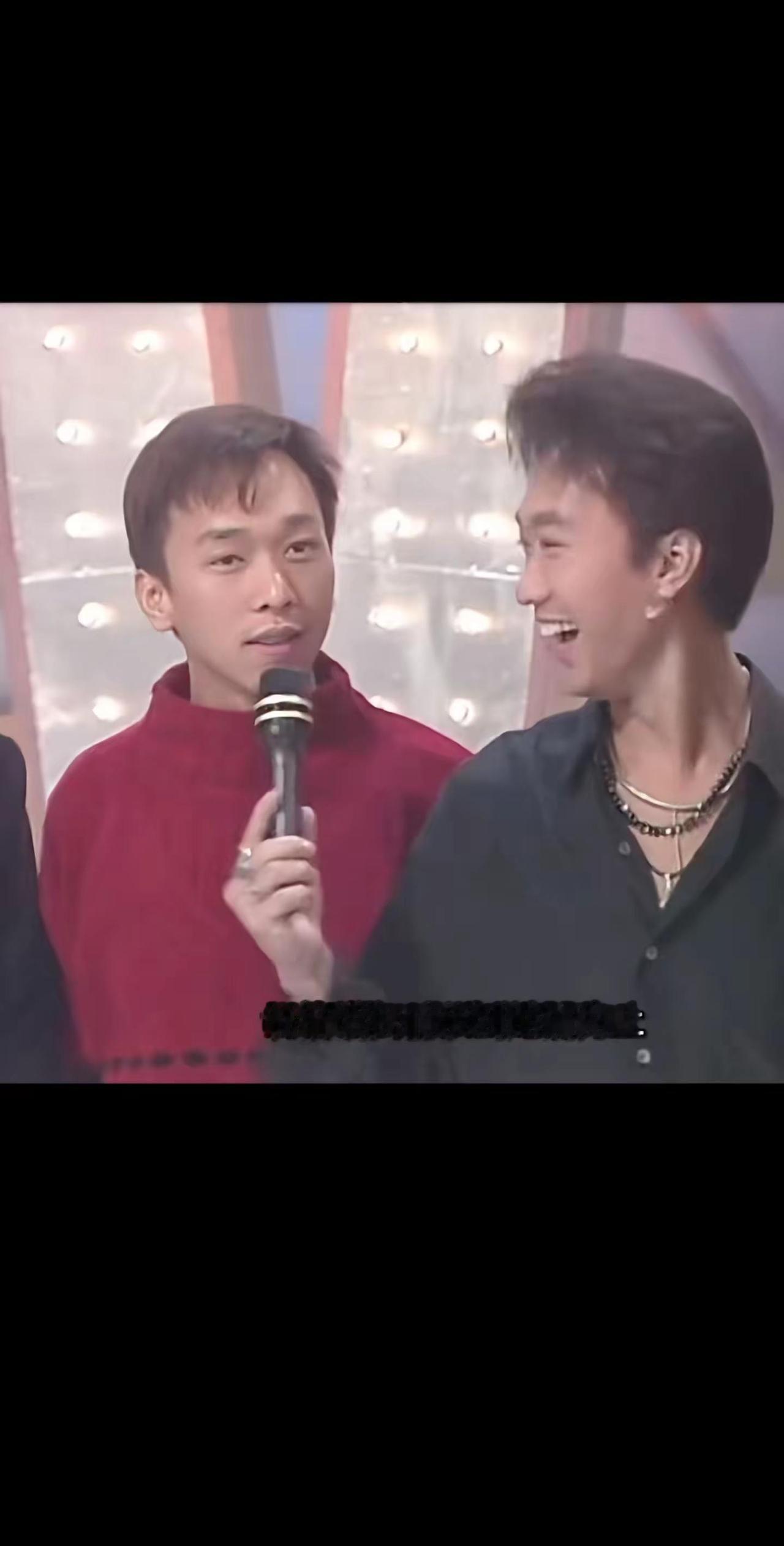 萌强，你是想把我们笑晕吗😂。家强一句话直接把所有人都逗笑了，连二哥都笑开了花?