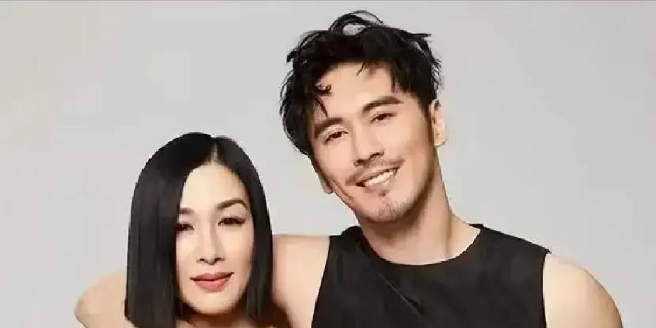 重组家庭最怕孩子不认你。2023年11月，钟丽缇晒出全家福，张伦硕被三个女儿围着