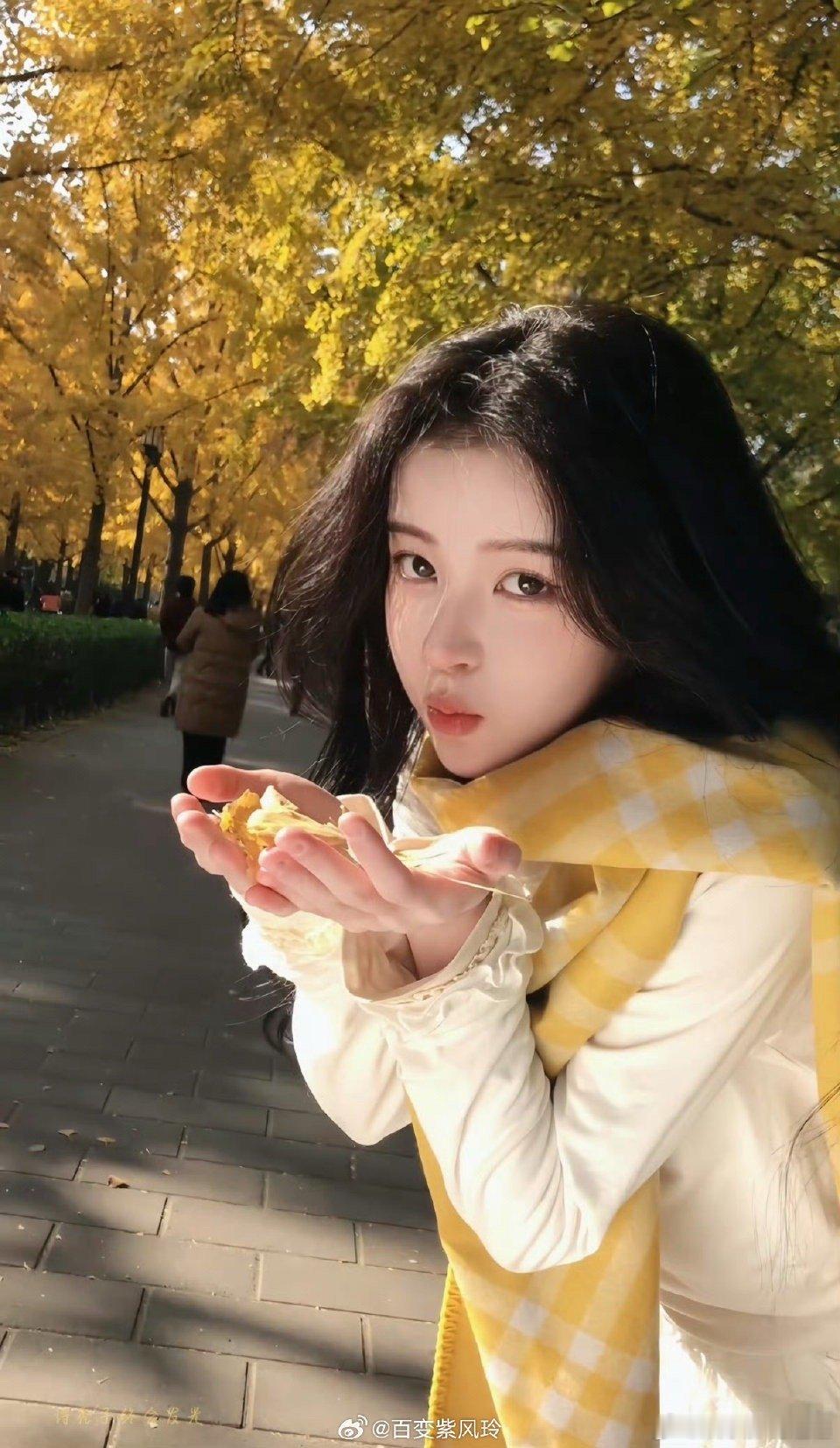 饶嘉迪 内娱流量体质的00花 她的流量体质不是空穴来风，从早期的小范围关注，到现