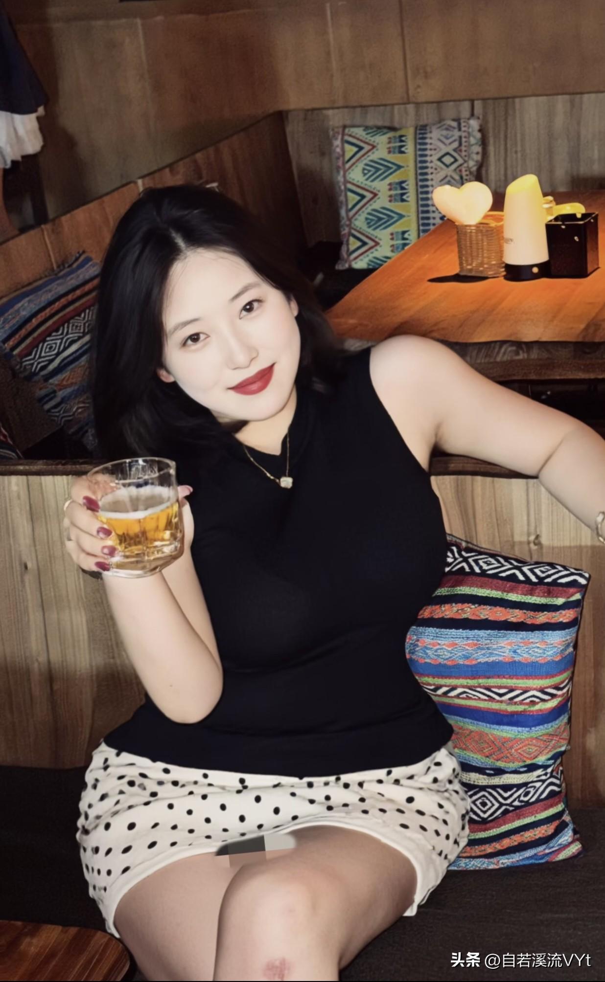 浣溪沙·夜馆浅酌
 
暖室灯光漾浅柔，斜偎软榻举金瓯，嫣然一笑韵风流。
墨色单衫