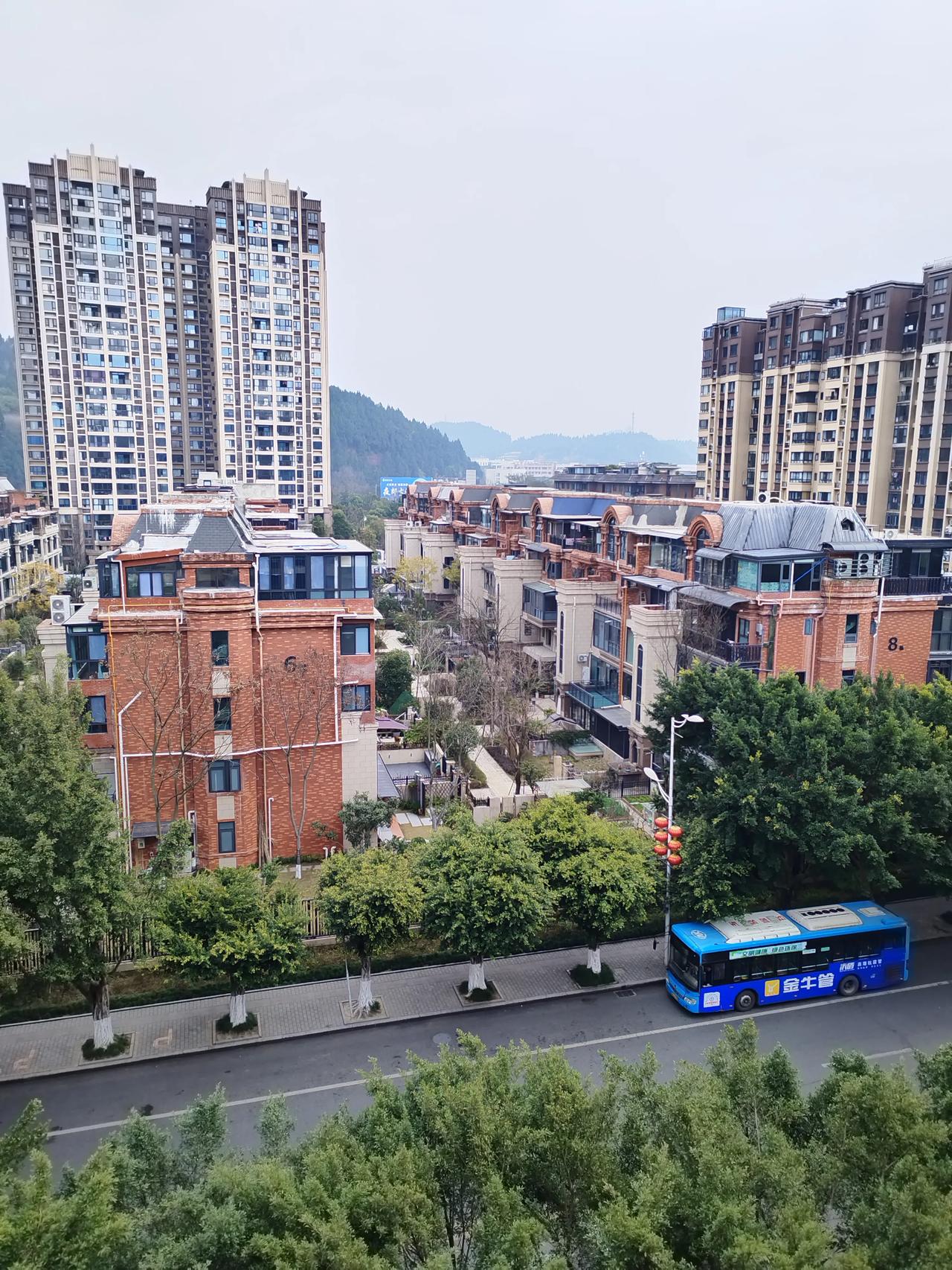 庆幸生活在小城市，就一个字：爽
春节期间，去成都逛了一圈，现在又开始上班了，真切