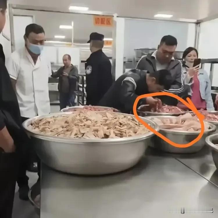 太让人义愤填膺了 ，
2015年进口至今9年的冻肉，已经发臭的猪肉，竟给学生当午
