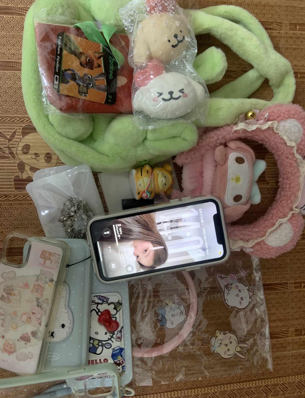 出苹果11
wifi版 128g 白色 送图上所有（手机壳也有很多 不止图上 数