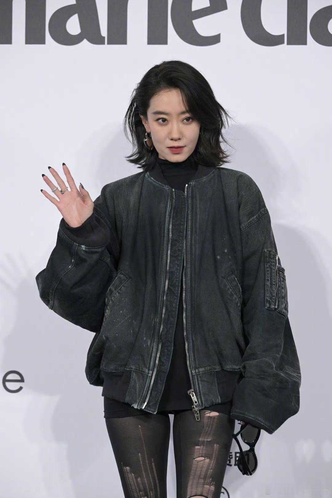 85花嘉人红毯生图 嘉人红毯之上，张小斐生图惊艳众人。肌肤紧致，气色红润，每一处