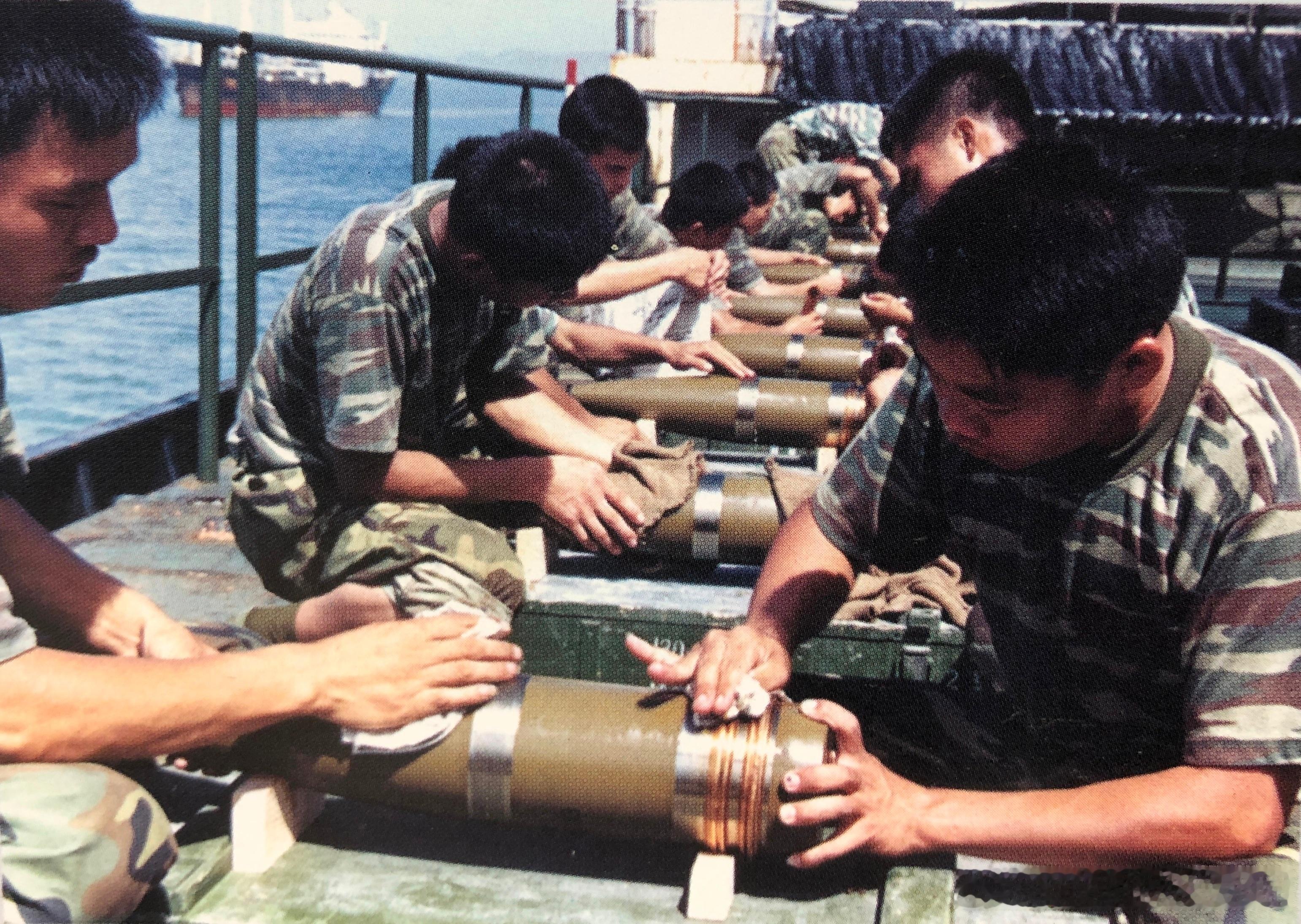 2001年船载炮兵试验中，准备130毫米加农炮弹药军事历史全触达