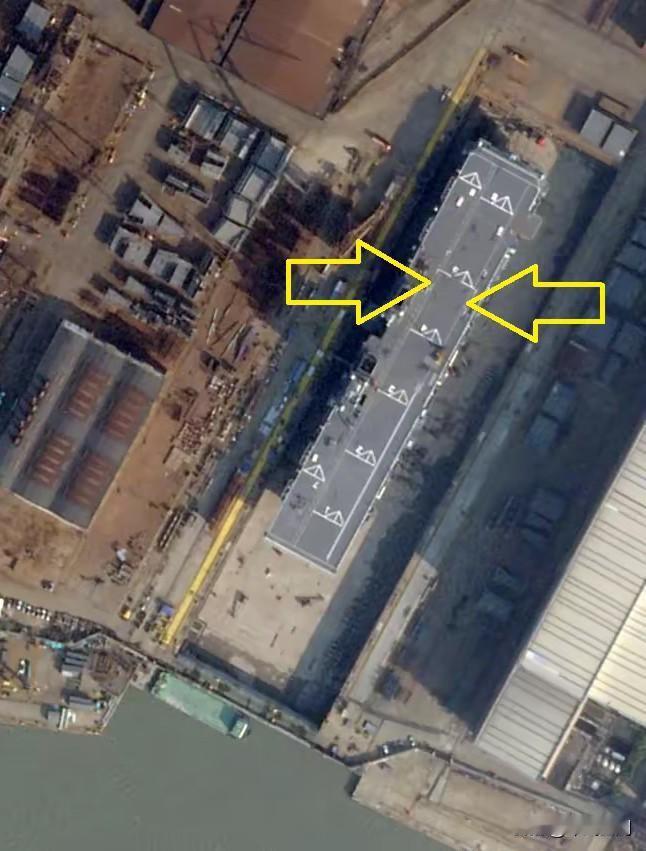 076型两栖攻击舰再入船坞，甲板已开始划线。
四川舰两次的海试后，现已再次入坞，