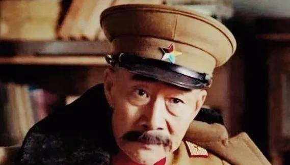 1894年，张作霖去于六家喝酒，中途于六去放水，谁知于六的小老婆二兰子突然拼命靠