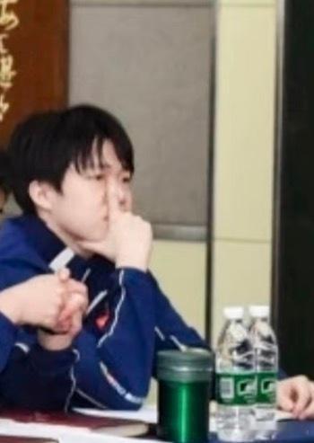 看到这个动作，脑海立马冒出那句“17年的亚少”