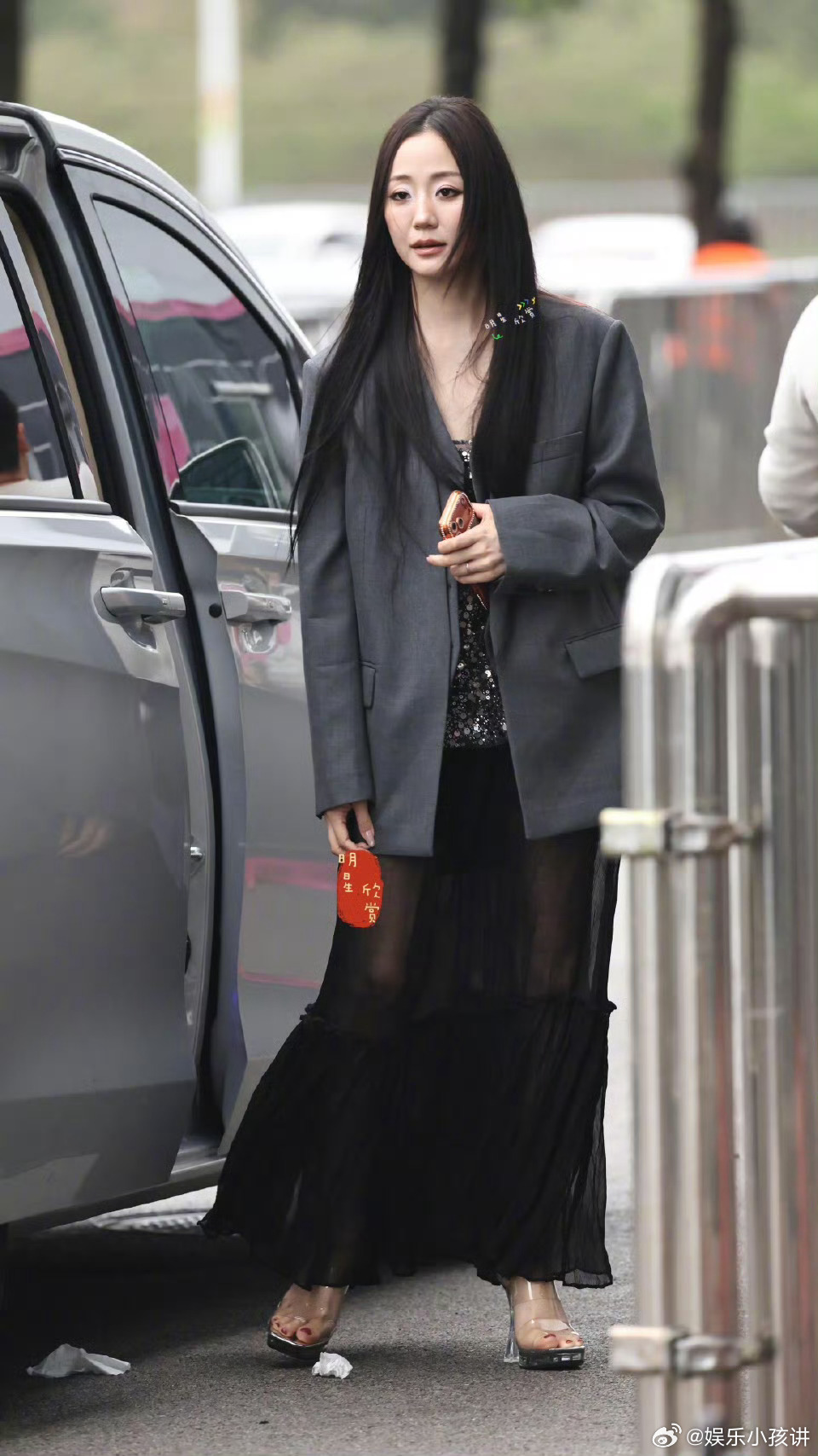 万千惠浪姐上班路透乘风路透出圈名场面，万千惠用行动诠释暖心宠粉，上班路上备好零食