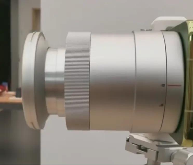 华为外接镜头。1英寸传感器，1-10倍光学变焦，24-240mm。据说5-6K。