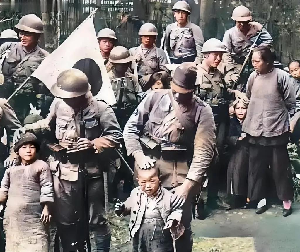 1938年，山东某地，鬼子进村扫荡过后，将妇人孩子赶到一块集合起来摆拍。

镜头