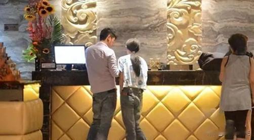 山东泰安，一女子在怀孕七个月的情况下，仍然与情人开房发生关系。过程中，女子突感身