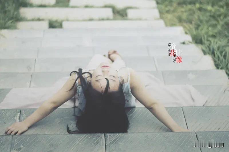 看到“几许深情成旧梦”这个上联，一下子就陷入了对往昔情感的回忆中。这上联充满了时