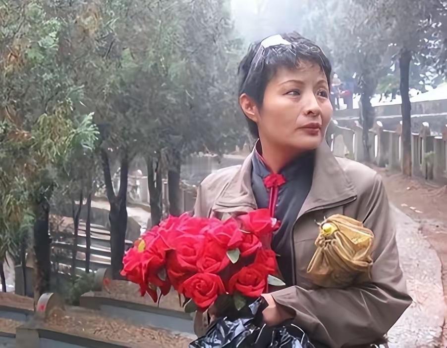 1984年，老山女兵谢楠因私自开枪为牺牲的战友送行，遭到开除，20年后，谢楠归来