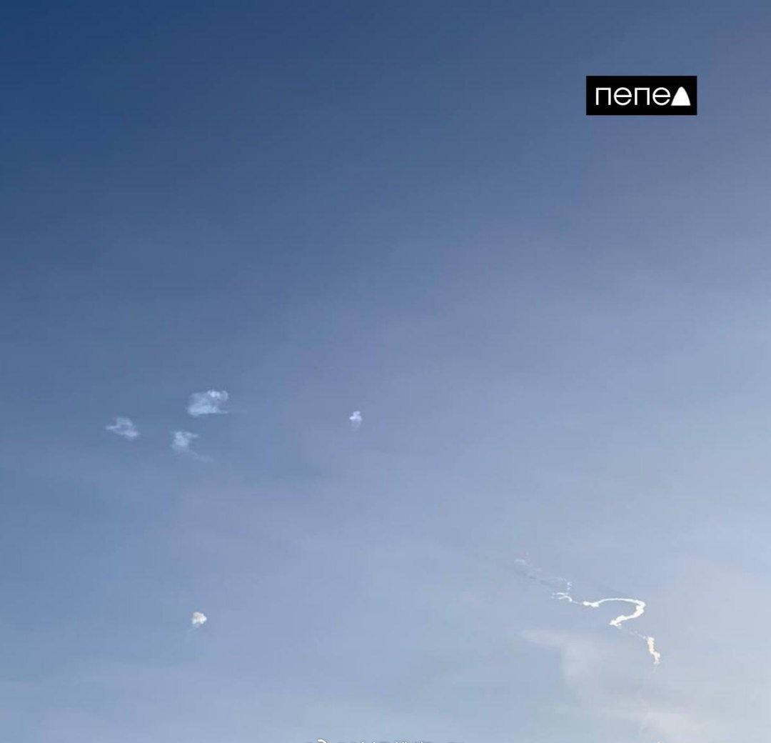 别尔哥罗德州，俄军防空系统拦截乌军发射的一批GMLRS制导火箭弹。 ​​​