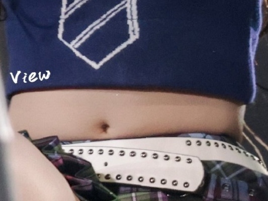 谁懂仟仟溢出来的肚子肉，软软的…好想捏🤏一口咬下去糯叽叽的 