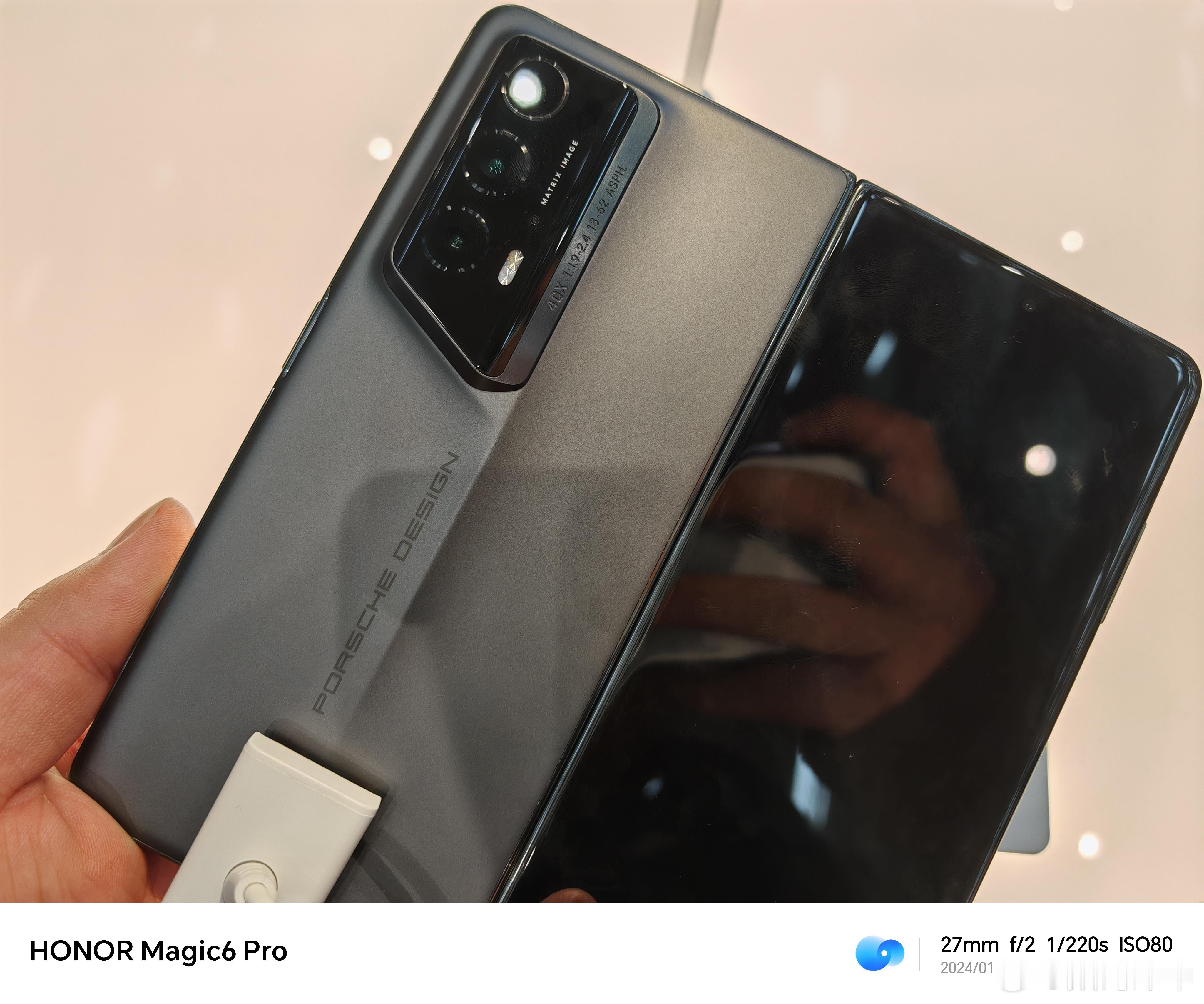 在宝安机场摸了摸Magic V2 RSR，这后盖质感确实很顶，再看看我的V2，突