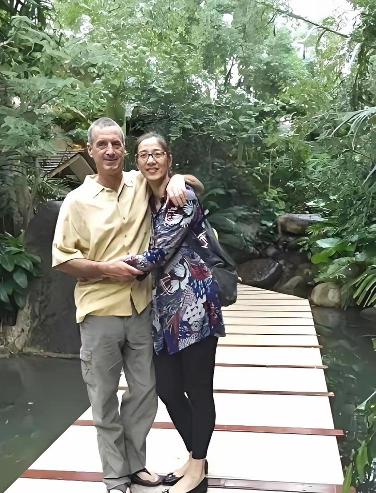 镜头中，依偎在一位高大外籍男子身边的女子，正是前中国女排核心副攻、曾被称作女排第