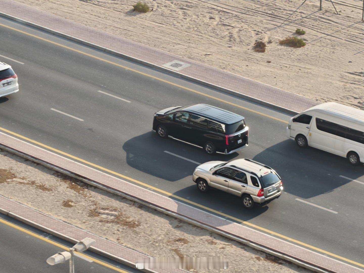 在酒店阳台上站了一会儿，发现这里什么牌子的中国车都有。广汽、长安、奇瑞、东风风神