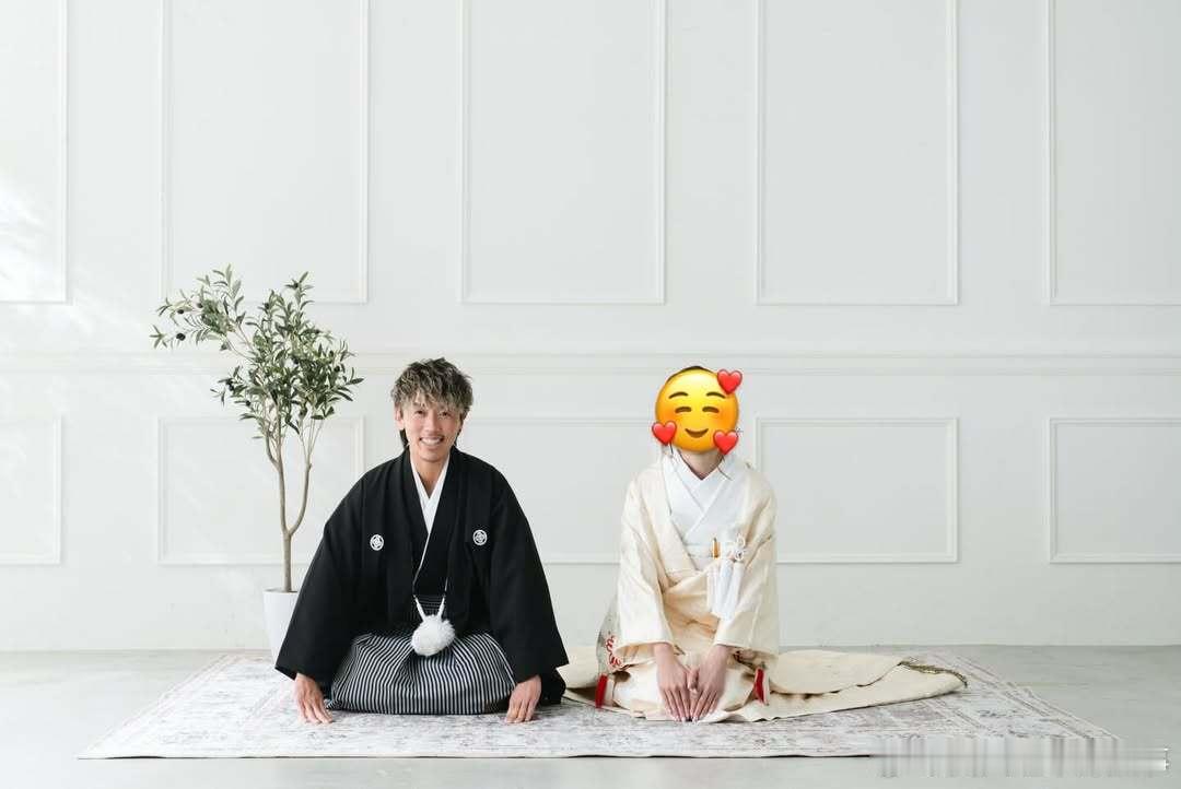 日本女足前国脚山崎円美在个人社媒宣布变性，更改法定性别并已经与一位女性完婚。“我