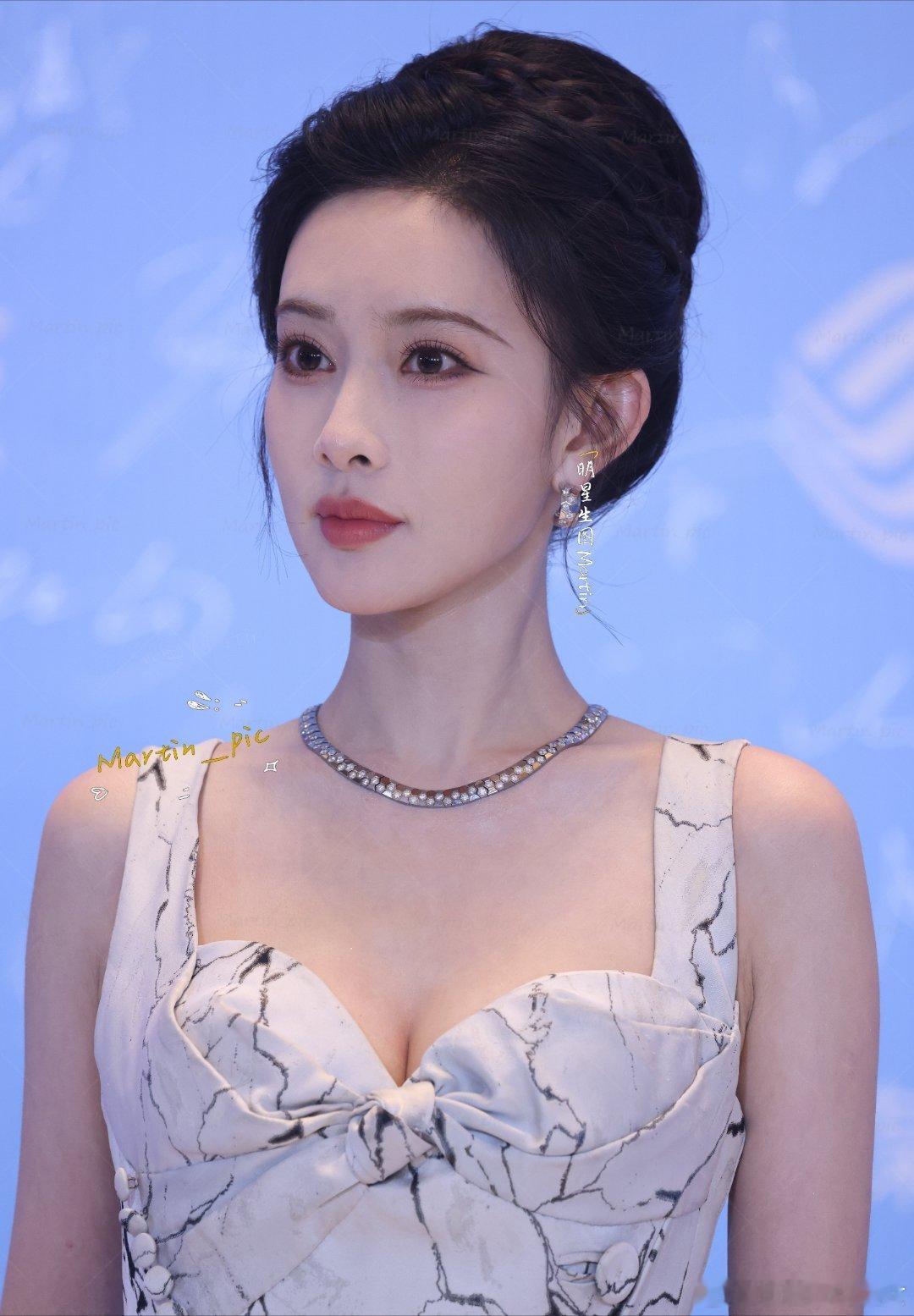 刘些宁的颜值是不是被低估了？跟孟子义卢昱晓的生图相比也很抗打啊 