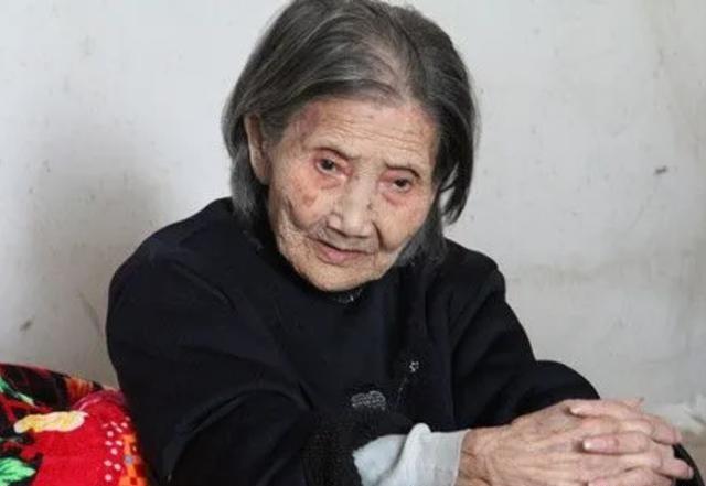 1935年，“湘西魔王”张平走进了16岁杨炳莲的家里：“我看上了杨炳莲，要娶她为